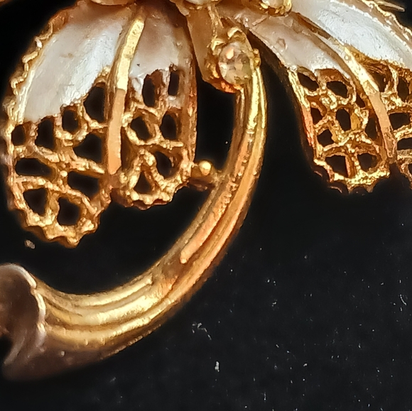 Vintage BSK Flower Brooch Textured Gold Tone Faux Pearl Rhinestone Signed - Picture 4 of 7